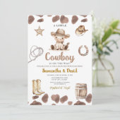 Invitation Cow Pattern Cowboy is on the Way Baby Shower  (Debout devant)