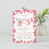 Invitation Cowgirl Western Cowhide Cloture Baby shower (Debout devant)