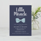 Invitation Cravate Bow Baby shower Blue Little Miracle (Debout devant)