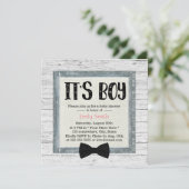 Invitation Cravate Cute Boy Bow Baby shower en bois rustique (Debout devant)
