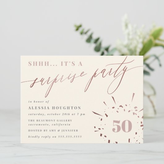 Invitation Crème et Rose Gold Script Surprise Party (Debout devant)