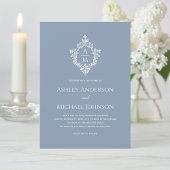 Invitation Crest Dusty Bleu Élégant Monogramme Mariage offici