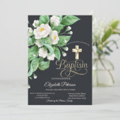 Invitation Croix dorée élégante Fleurs blanches Baptême (Debout devant)