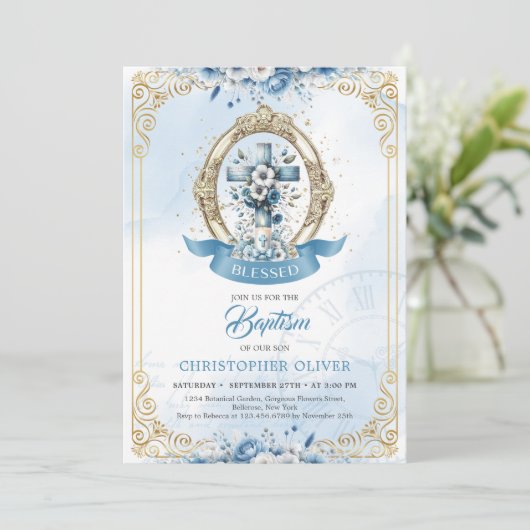 Invitation Croix rustique en bois bleu et or garçon Baptême (Debout devant)