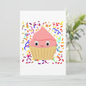 Invitation Cuite Cartoon Cupcake Aux Fraises Avec Confetti (Debout devant)