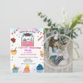 Invitation Cupcake décorant la fête d'anniversaire, la pâtiss (Debout devant)