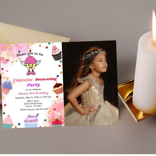 Invitation Cupcake décorant l'anniversaire, le bain de cuisso
