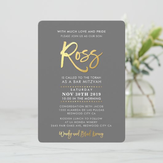 Invitation CUSTOM Bar Mitzvah moderne gris + or script ROSS (Debout devant)