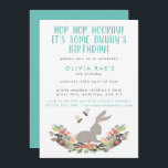 Invitation Cute Bunny Hop Hop Hooray Anniversaire de enfant<br><div class="desc">Une délicieuse invitation d'anniversaire pour une petite fille, parfaite pour une fête de printemps. Ce design comprend l'expression "Hop hop Hooray! c'est un anniversaire de lapin" - un jeu amusant sur le traditionnel "Hip hop hooray" et "quelqu'un", en police de brosse à pois turquoise. Les détails de la fête peuvent...</div>