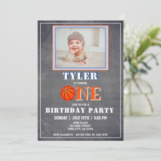 Invitation Cute Chalkboard Basketball photo 1er anniversaire (Debout devant)