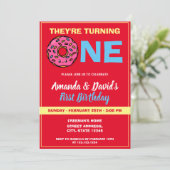 Invitation Cute Kawaii Donut Red Joint Twin 1er anniversaire (Debout devant)