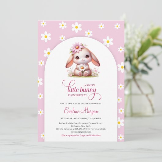 Invitation Cute lapin doux pastel rose pâle marguerite blanch (Debout devant)