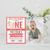 Invitation Cute Modern Baseball Ruban Photo 1er anniversaire (Debout devant)