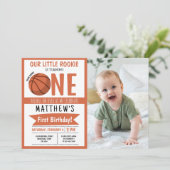 Invitation Cute Modern Basketball Ruban Photo 1er anniversair (Debout devant)