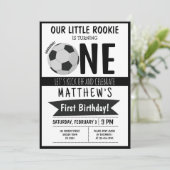 Invitation Cute Modern Soccer Ball Ribbon Enfants 1er anniver (Debout devant)