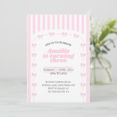Invitation Cute Pink Coquette Bow 3rd Birthday Girl  (Debout devant)