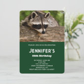 Invitation Cute Raccoon reposant sur un journal Anniversaire (Debout devant)