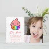 Invitation Cute Rainbow Cupcake Photo 5Anniversaire (Debout devant)