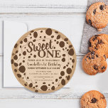 Invitation Cute Swete One Cookie Kids Premier anniversaire<br><div class="desc">Célébrez la journée spéciale de votre sucré avec cette jolie douceur One Cookie Kids First Birthday design. Le design comprend un biscuit à puce en chocolat. L'inverse est un motif de cookies. Objets correspondants dans notre boutique pour un thème de fête complet. Page de couverture Fausse fournie par Freepik.com.</div>