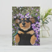 Invitation Dachshund couché dans des fleurs violettes (Debout devant)