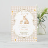 Invitation Daisy Spring Neutral Gingham Bunny Baby Shower (Debout devant)