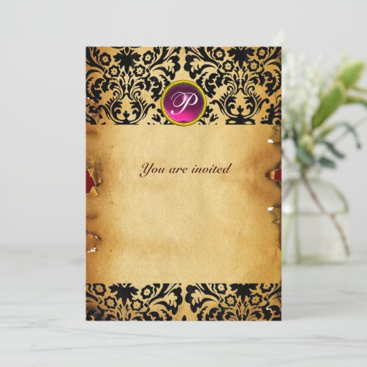 Invitation DAMASK GEM STONE MONOGRAM parchemin violet rose (Debout devant)