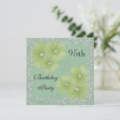 Invitation Damassé vert & Fleurs 95e Anniversaire (Debout devant)