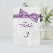 Invitation Damier blanc et noeud papillon faux violet (Debout devant)