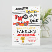 Invitation d'anniversaire 2 ans pour une voiture d (Debout devant)