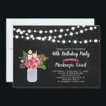 Invitation d'anniversaire 40 ans tableau noir, pot<br><div class="desc">Célébrez votre jour spécial avec cette invitation d'anniversaire élégante. Ce design présente des guirlandes lumineuses,  un pot Mason et un bouquet de fleurs avec un fond de tableau noir.</div>