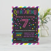 Invitation d'anniversaire 7 ans pour une fête d'an (Debout devant)