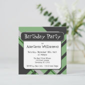 Invitation d'anniversaire à demi-plaid vert modern (Debout devant)