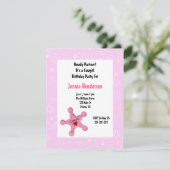 Invitation d'anniversaire à l'insigne de la fille  (Debout devant)
