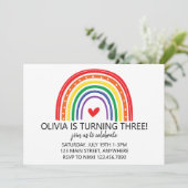 Invitation d'anniversaire arc-en-ciel et cœurs (Debout devant)