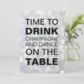 Invitation d'anniversaire argentée pour boire du c (Debout devant)