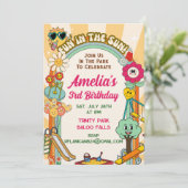 Invitation d'anniversaire au terrain de jeu rétro  (Debout devant)