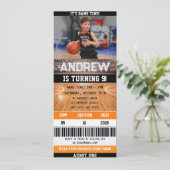 Invitation d'anniversaire avec billet de basketbal (Debout devant)