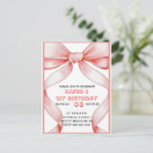 Invitation d'anniversaire avec un nœud rose, Invit (Debout devant)