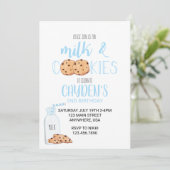 Invitation d'anniversaire bleue pour garçon avec l (Debout devant)