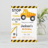 Invitation d'anniversaire camion à benne de constr (Debout devant)