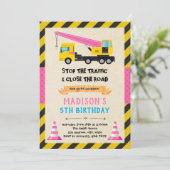 Invitation d'anniversaire camion à benne fille (Debout devant)