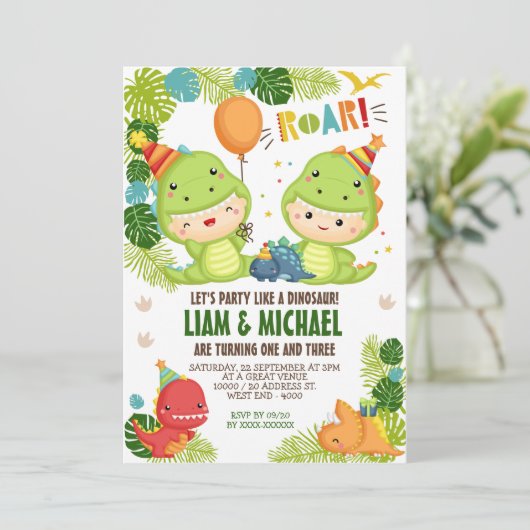 Invitation d'anniversaire conjointe du Dinosaure d (Debout devant)