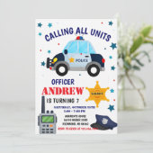 Invitation d'anniversaire d'agent de police person (Debout devant)