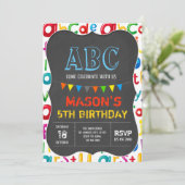 Invitation d'anniversaire d'alphabet (Debout devant)