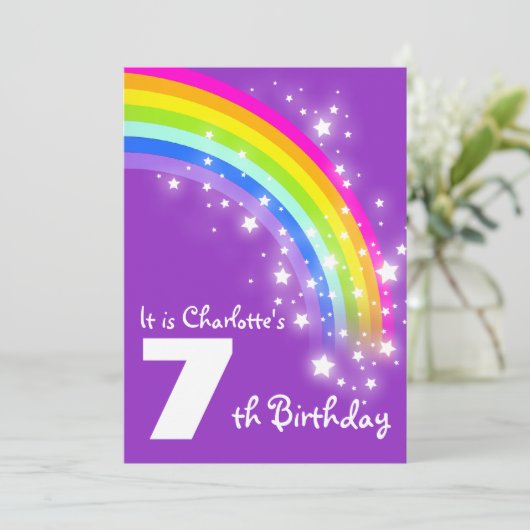 Invitation d'anniversaire d'arc-en-ciel pourpre (Debout devant)