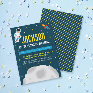 Invitation d'anniversaire d'astronaute garçon somb