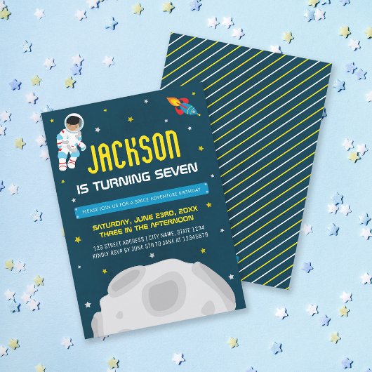 Invitation d'anniversaire d'astronaute garçon somb