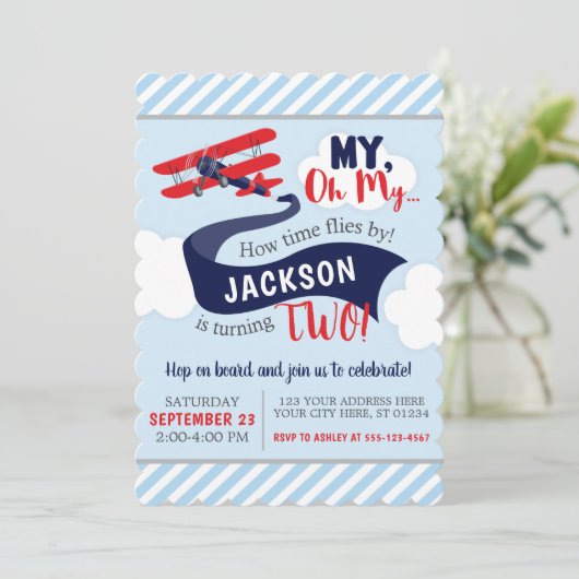 Invitation d'anniversaire d'avion avec des (Debout devant)