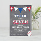 Invitation d'anniversaire de baseball sur tableau  (Debout devant)