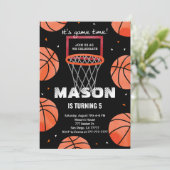 Invitation d'anniversaire de basketball (Debout devant)